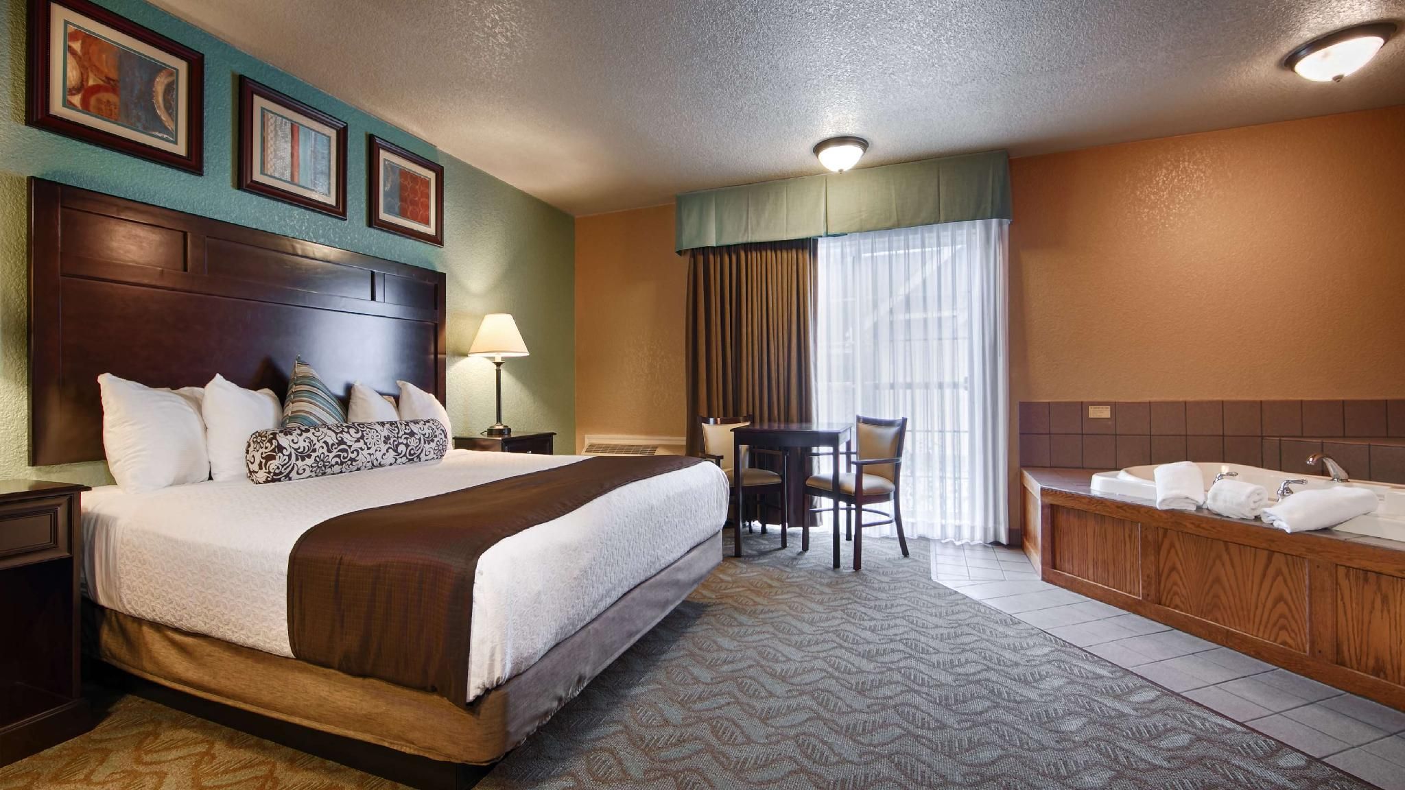 1 King Bed, Nonsmoking, Whirlpool