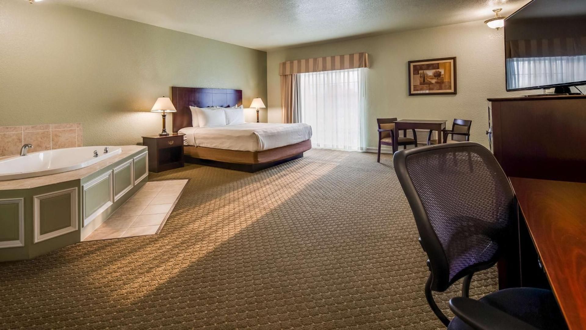 1 King Bed, Nonsmoking, Whirlpool, Balcony, Bayview