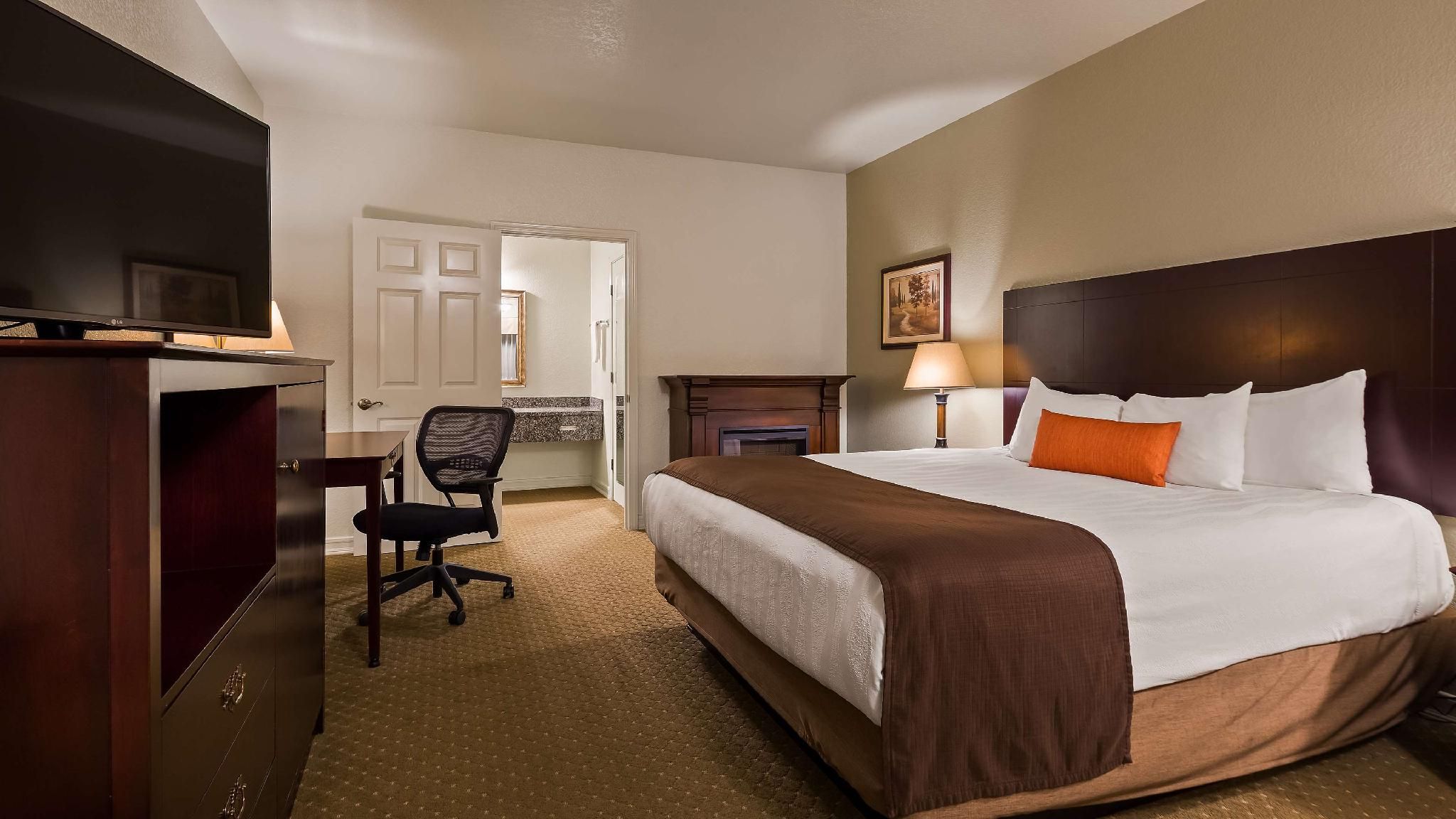 1 King Bed, Nonsmoking, Balcony, Bayview