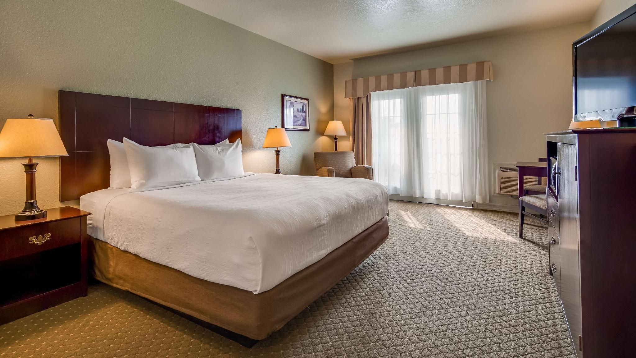 1 King Bed, Nonsmoking, Balcony, Bayview
