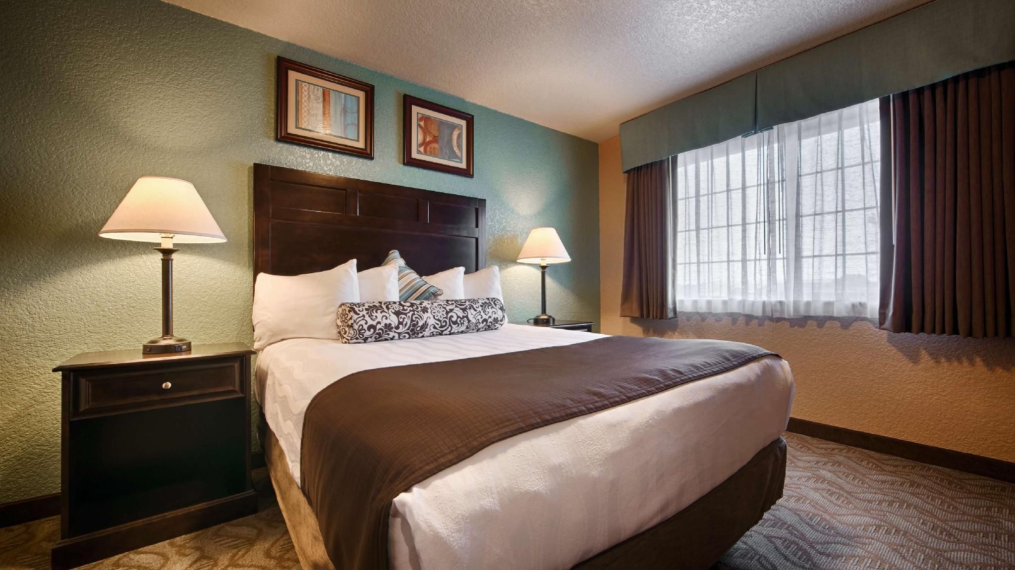 Suite - 1 Queen Bed, Nonsmoking, Sofabed, Living Room