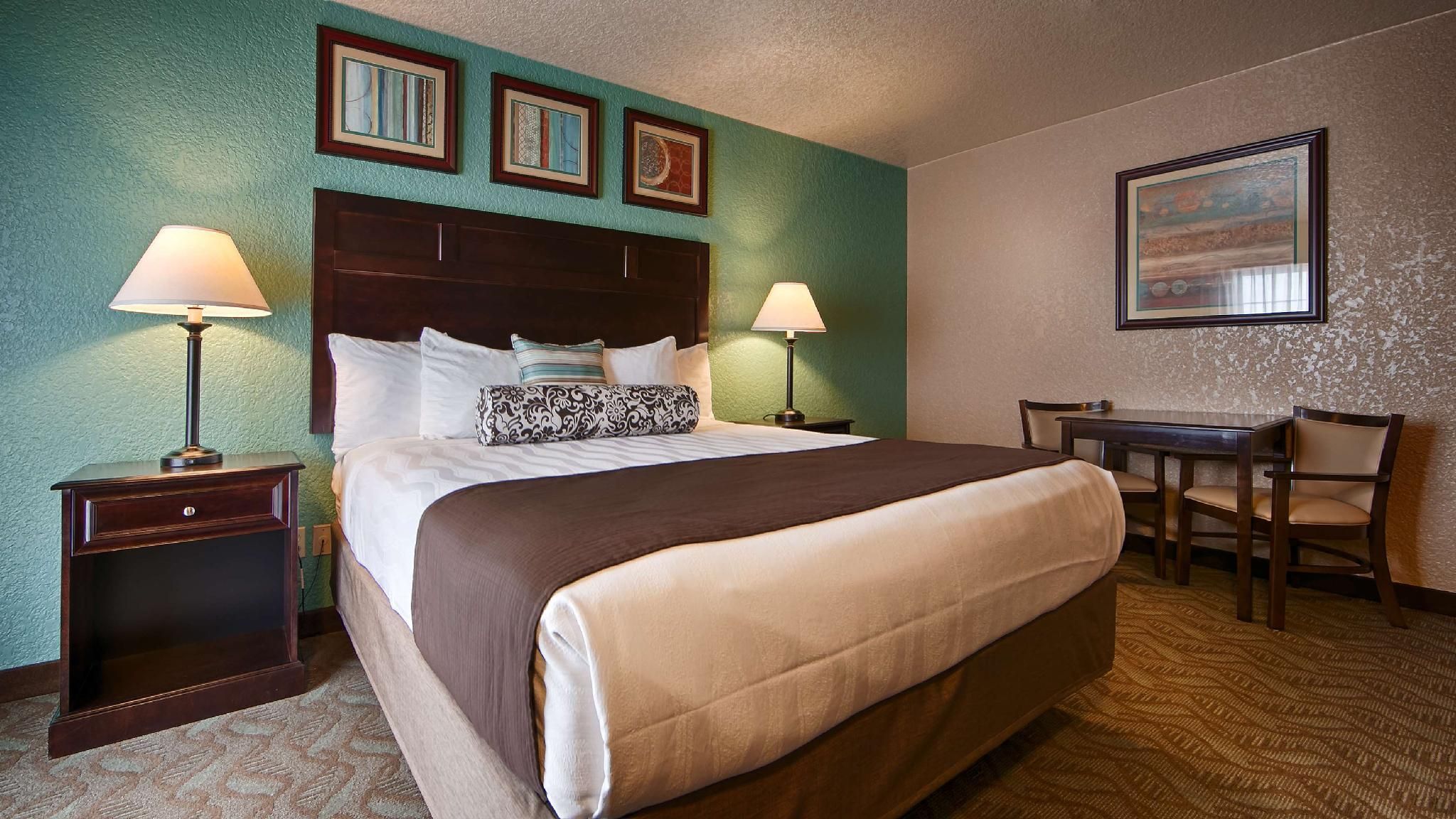 Suite - 1 King 1 Queen, Nonsmoking, One Bedroom
