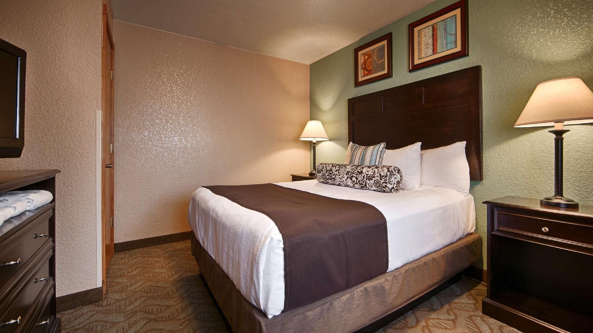 Suite - 1 King 1 Queen, Nonsmoking, One Bedroom