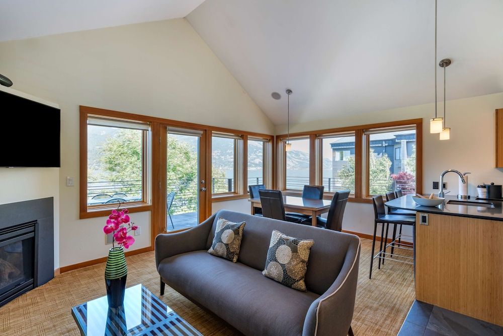 Best Western Plus Hood River Inn Suite, 2 King Beds, River View (Kitchen & Balcony, No Pets) 3