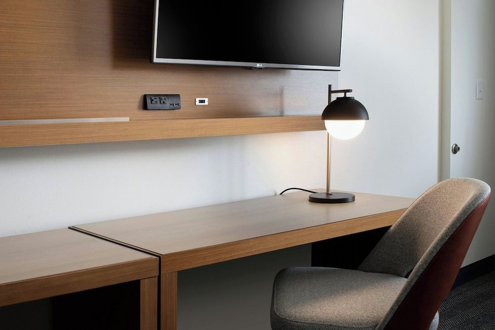 Suite, 1 King Bed (Hearing Accessible)