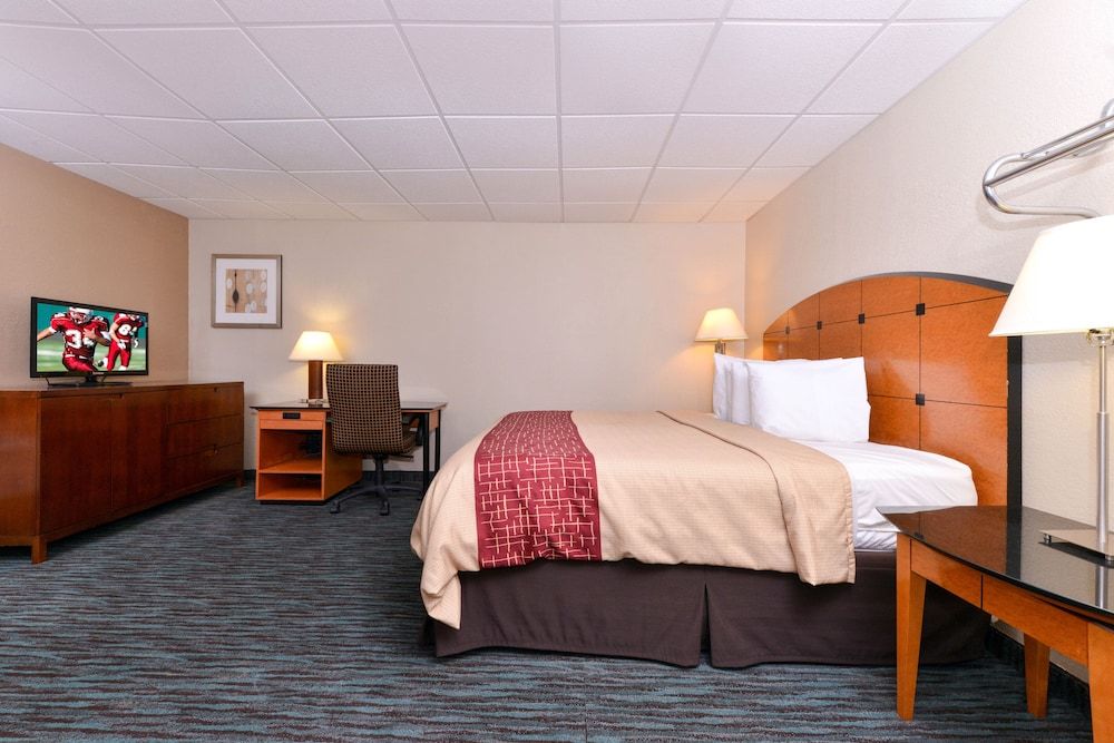 Red Roof Inn Chambersburg Business Room, 1 King Bed, Smoking 4