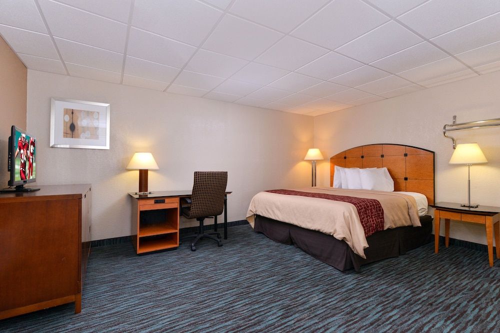 Red Roof Inn Chambersburg Business Room, 1 King Bed, Smoking 6