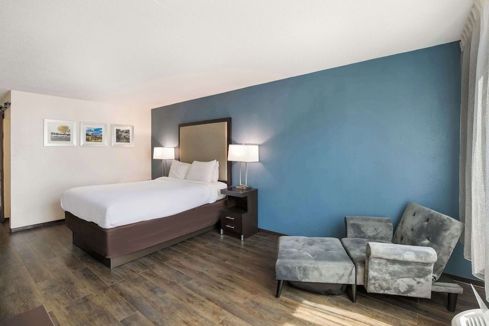 Clarion Hotel Conference Center Room, 1 Queen Bed, Accessible, Non Smoking 2