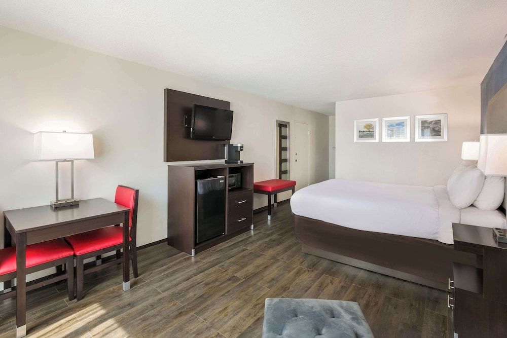 Clarion Hotel Conference Center Room, 1 Queen Bed, Accessible, Non Smoking 3