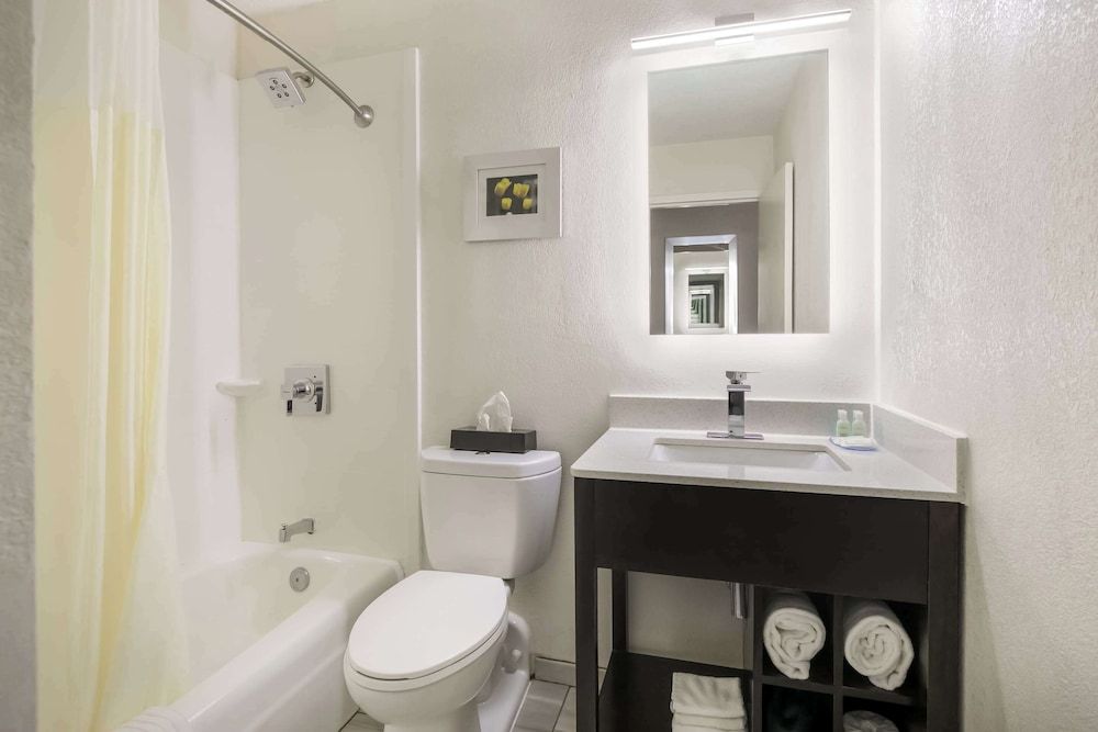 Clarion Hotel Conference Center Standard Room, 2 Queen Beds, Non Smoking 4