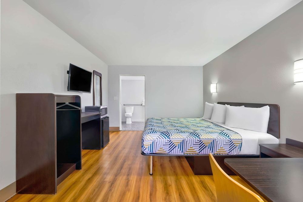 Standard Room, 1 King Bed, Accessible, Non Smoking