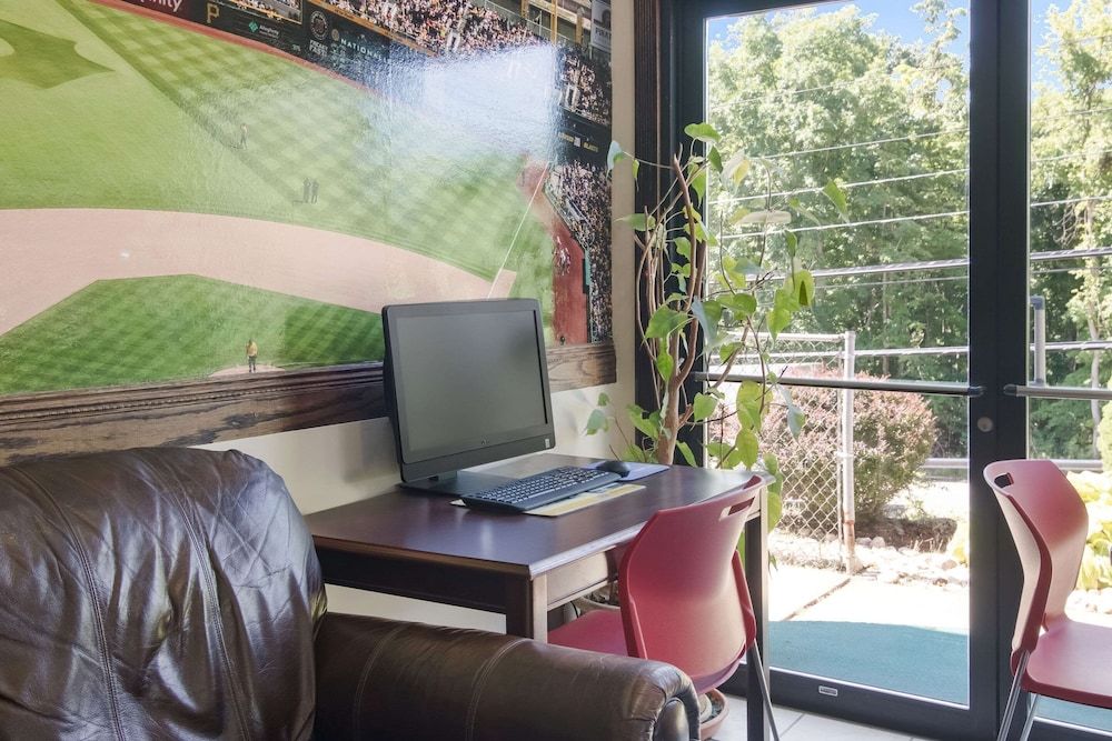 undefined Econo Lodge Pittsburgh I-79 9