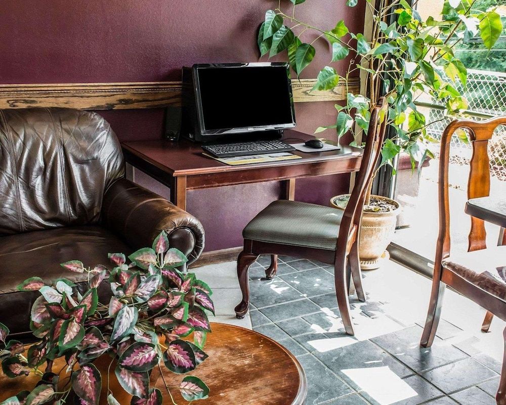 undefined Econo Lodge Pittsburgh I-79 8