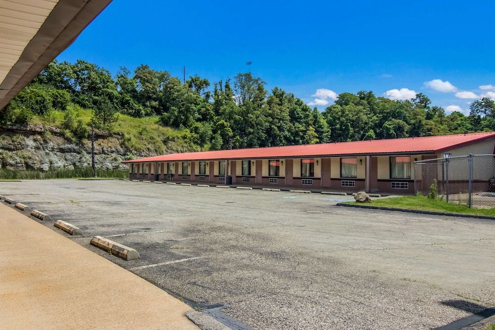 undefined Econo Lodge Pittsburgh I-79 2