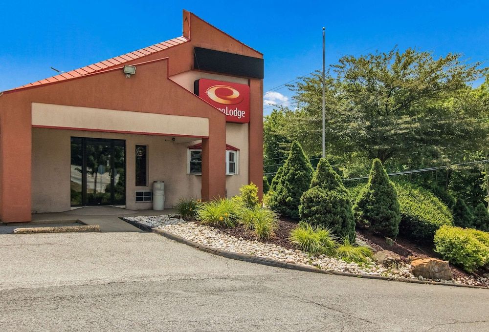 undefined Econo Lodge Pittsburgh I-79 5