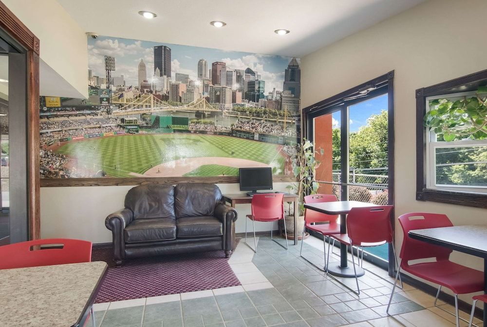 undefined Econo Lodge Pittsburgh I-79 10