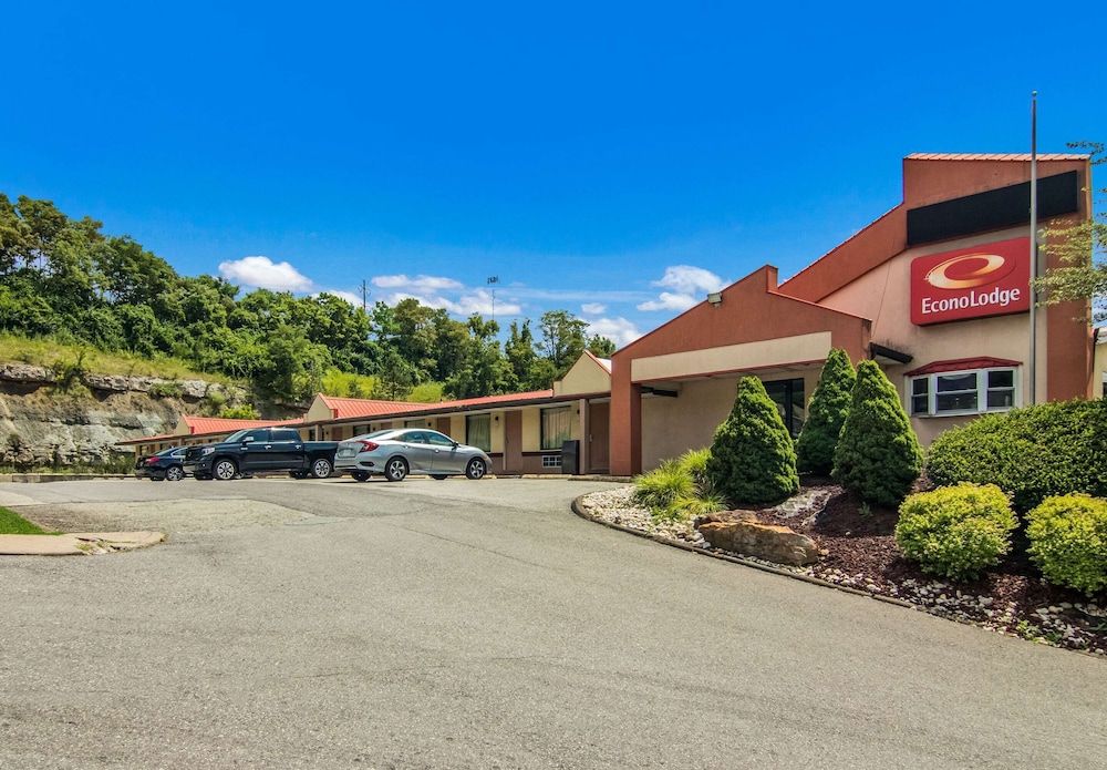undefined Econo Lodge Pittsburgh I-79 7