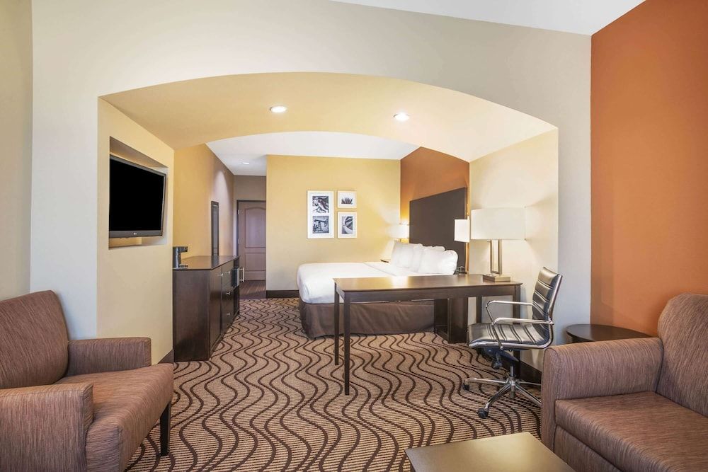 Deluxe Room, 1 King Bed, Accessible, Non Smoking (Mobility,Tub w/Grab Bars)