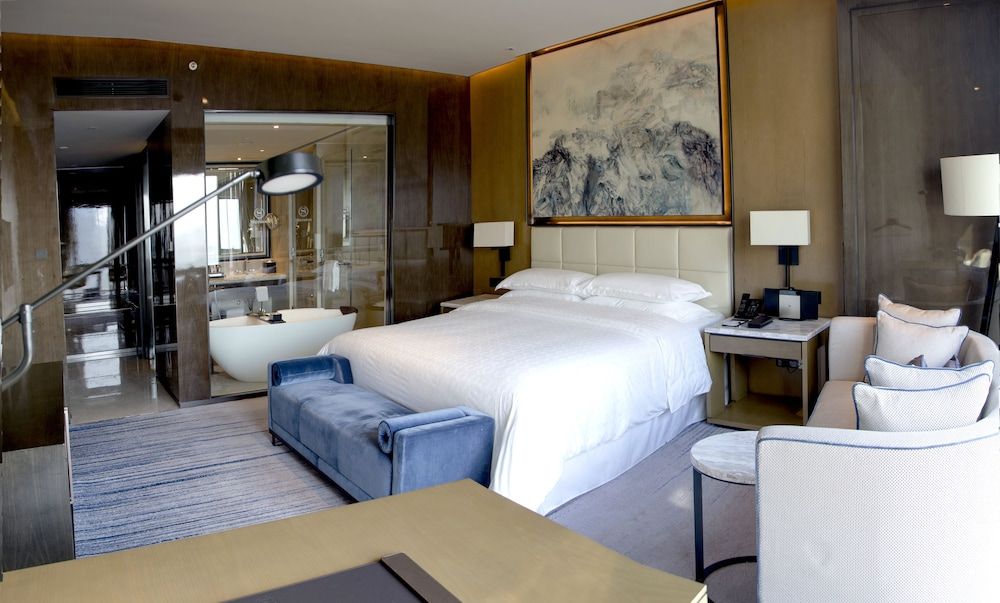 Club Room, 1 King Bed, City View