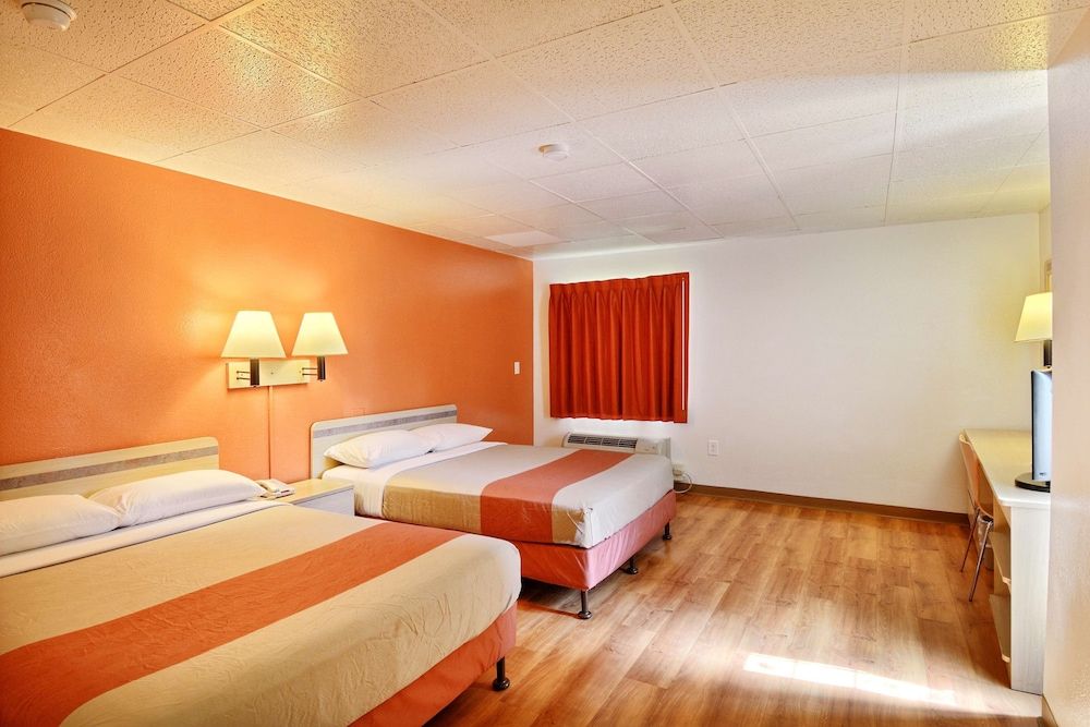 Motel 6 Nashua, NH - North Deluxe Room, 2 Queen Beds, Accessible, Non Smoking 3