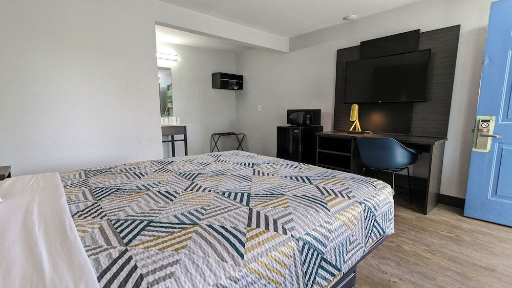 Motel 6 Nashua, NH - North Standard Room, 1 Double Bed, Accessible, Non Smoking 7