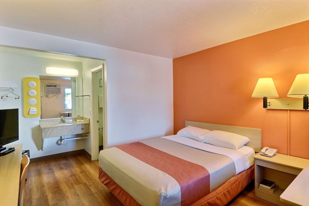 Motel 6 Nashua, NH - North Standard Room, 1 Double Bed, Accessible, Non Smoking 3