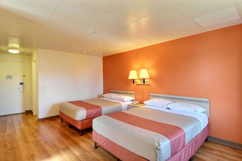Motel 6 Nashua, NH - North Deluxe Room, 2 Queen Beds, Accessible, Non Smoking 2