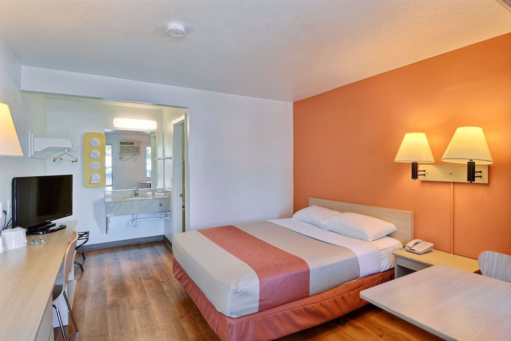 Motel 6 Nashua, NH - North Standard Room, 1 Double Bed, Accessible, Non Smoking 2