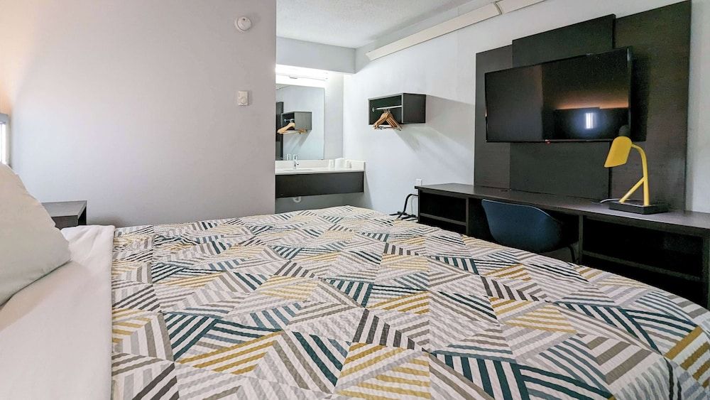 Motel 6 Nashua, NH - North Deluxe Room, 1 Queen Bed, Non Smoking 4