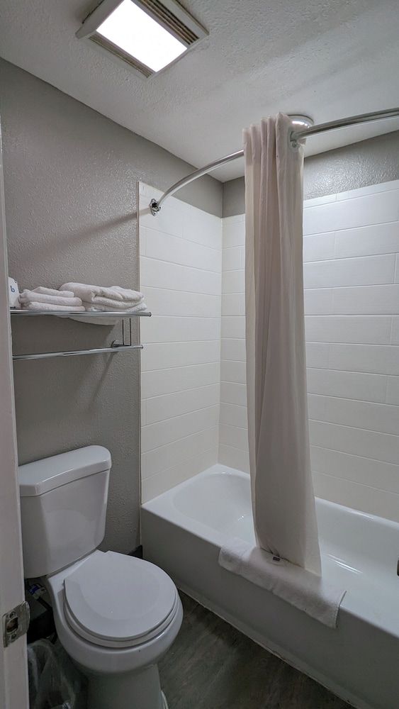 Motel 6 Nashua, NH - North Deluxe Room, 1 Queen Bed, Non Smoking 5