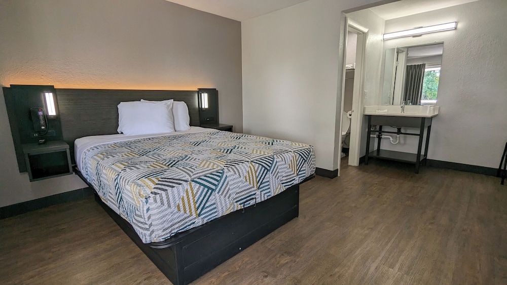 Motel 6 Nashua, NH - North Deluxe Room, 1 Queen Bed, Non Smoking 3