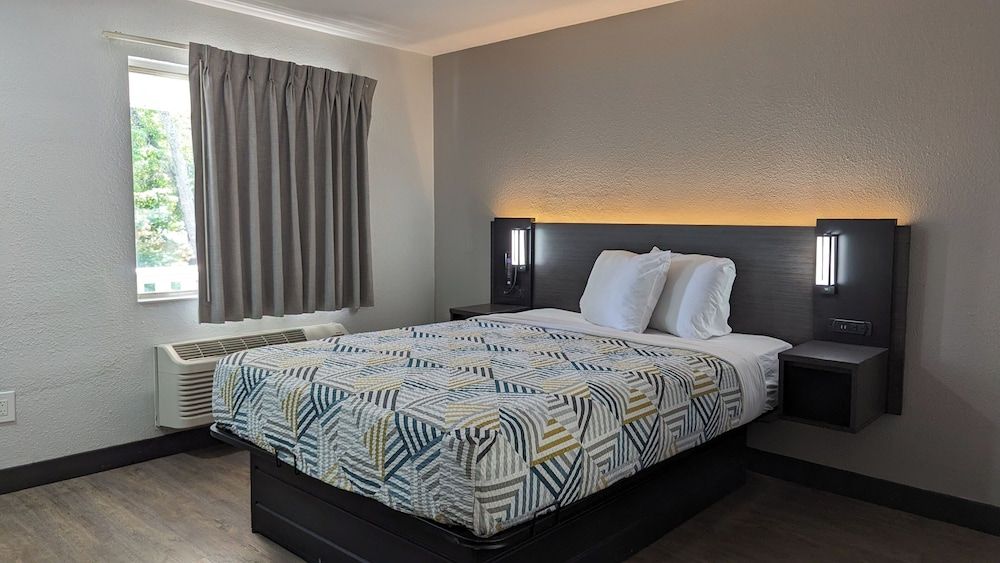 Motel 6 Nashua, NH - North Standard Room, 1 Double Bed, Accessible, Non Smoking 6