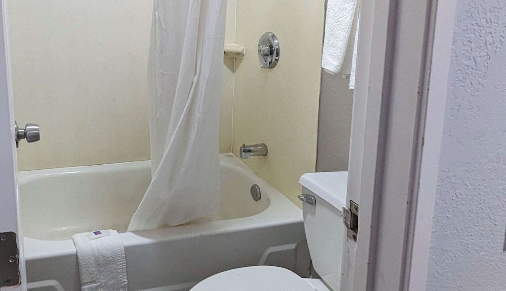 Motel 6 Nashua, NH - North Deluxe Room, 1 Queen Bed, Non Smoking 6