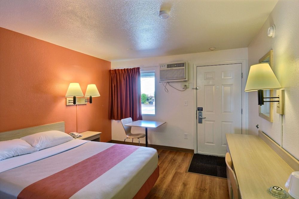 Motel 6 Nashua, NH - North Standard Room, 1 Double Bed, Accessible, Non Smoking 5