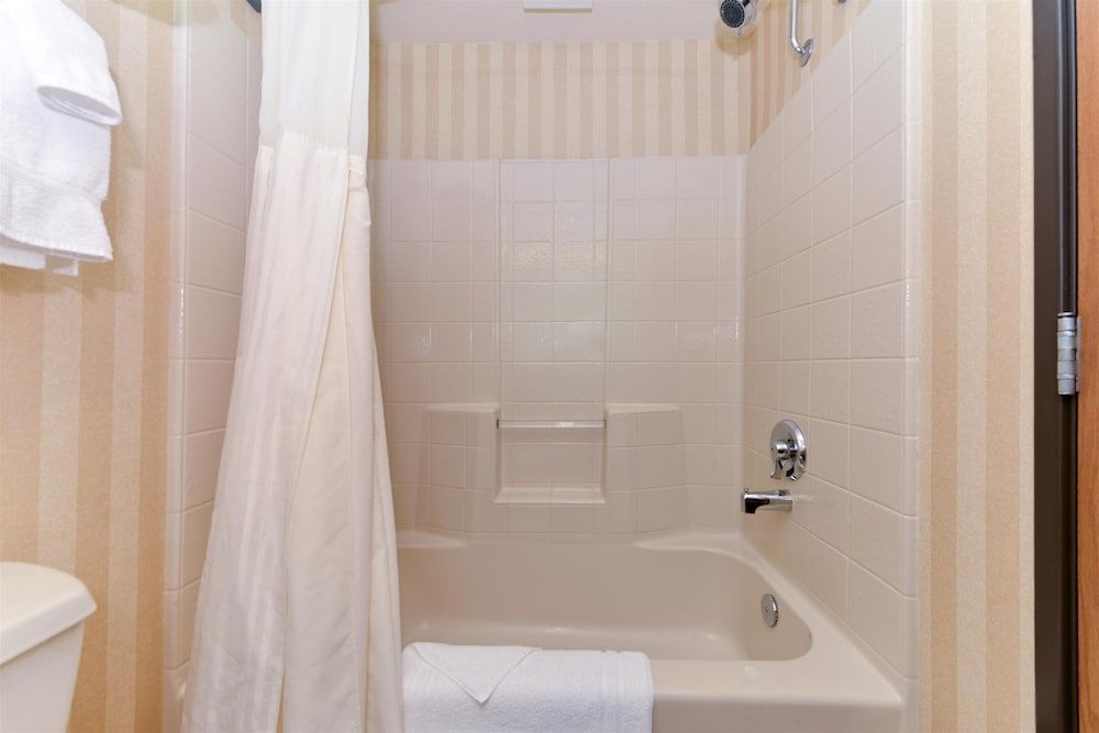 Best Western Plus Landmark Inn Business Suite, 1 King Bed, Non Smoking (with Sofabed) 4