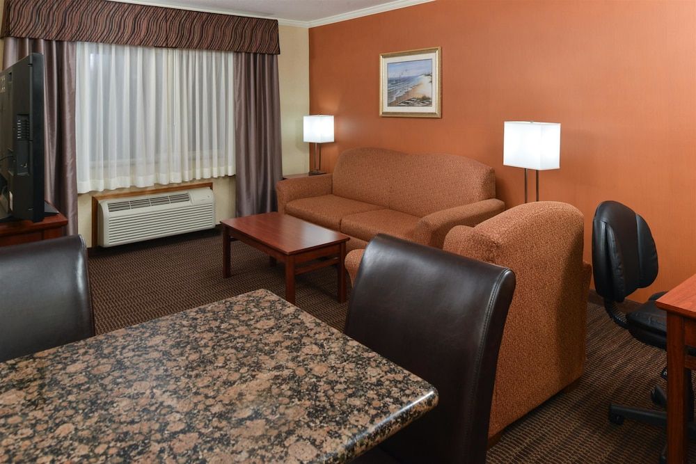 Best Western Plus Landmark Inn Business Suite, 1 King Bed, Non Smoking (with Sofabed) 2