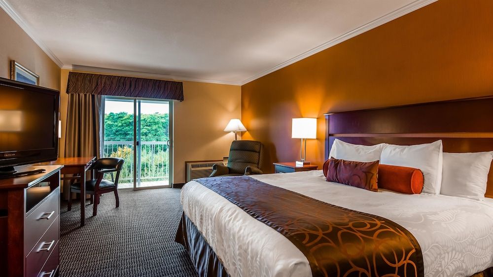 Best Western Plus Landmark Inn Standard Room, 1 King Bed, Non Smoking, Balcony (Fees apply over 2 adults) 3