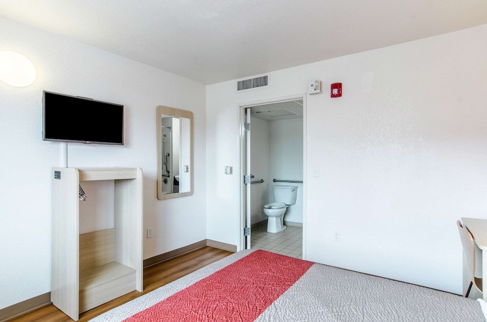 Motel 6 Rock Springs, WY Standard Room, 1 Queen Bed, Accessible, Non Smoking 8