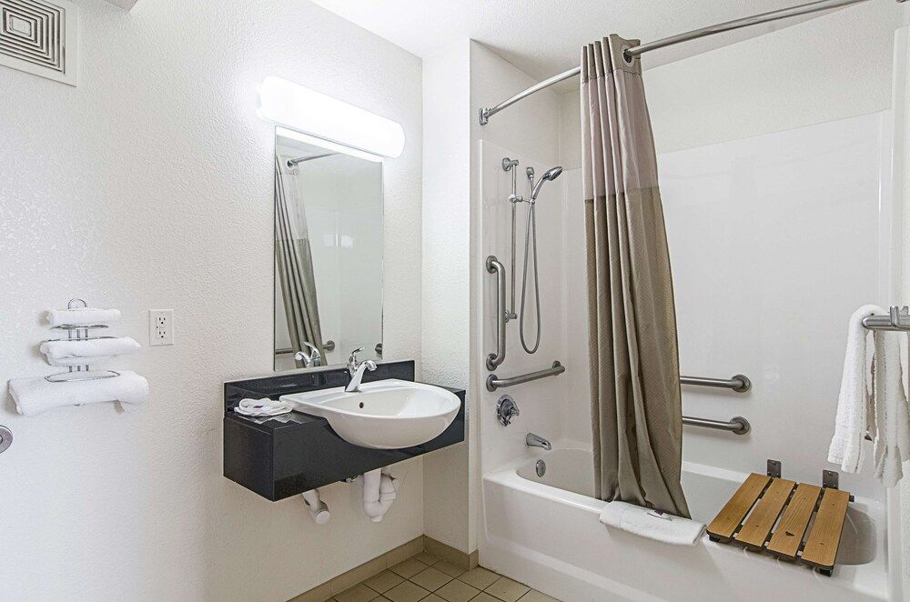 Motel 6 Rock Springs, WY Standard Room, 1 Queen Bed, Accessible, Non Smoking 13