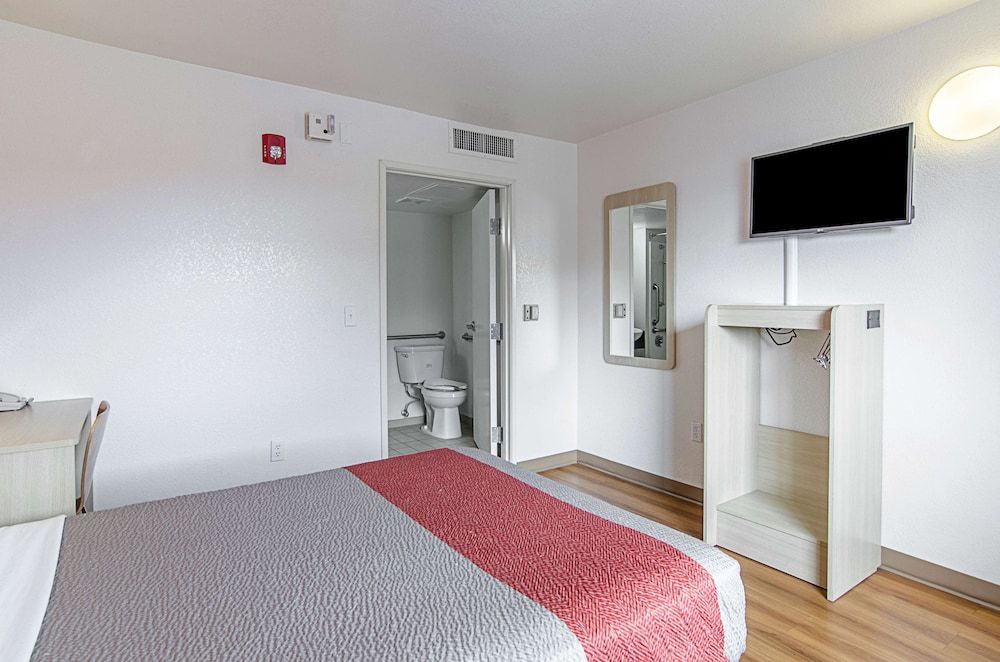 Motel 6 Rock Springs, WY Standard Room, 1 Queen Bed, Accessible, Non Smoking 5