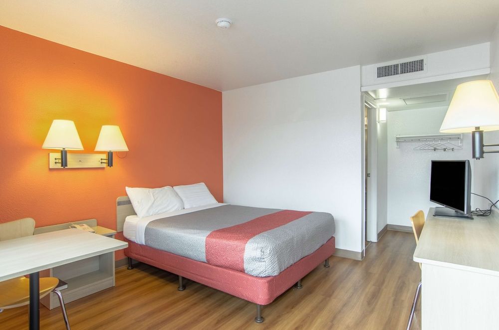 Motel 6 Rock Springs, WY Standard Room, 1 Queen Bed, Accessible, Non Smoking 4