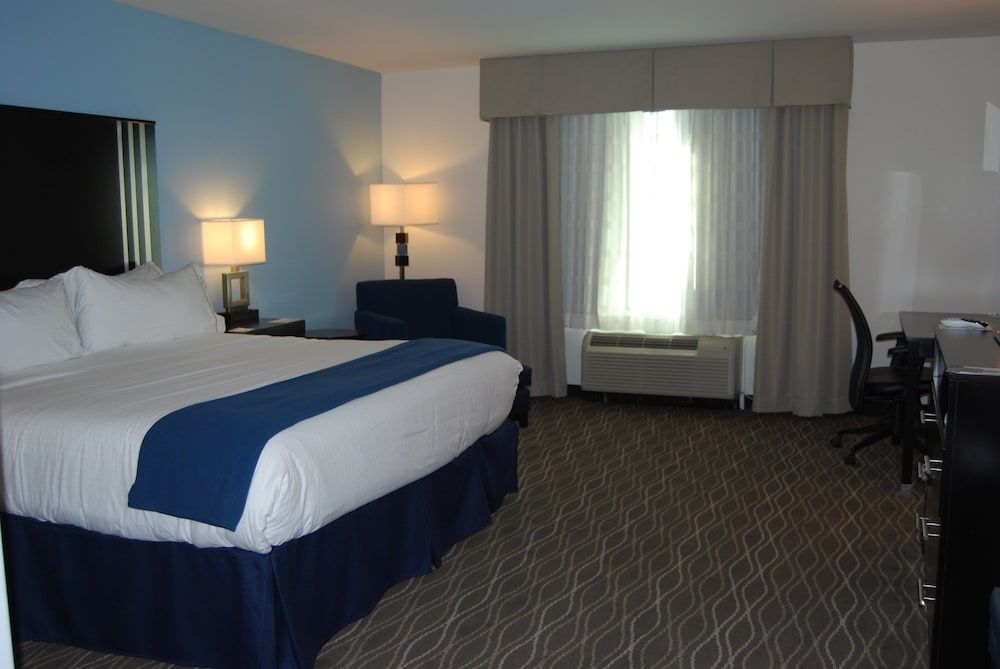 Suite, 1 Twin Bed, Mobility Accessible (Roll-In Shower)