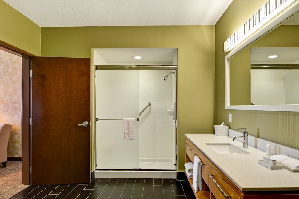 Suite, 1 King Bed, Accessible (3x3 Transfer Shower)