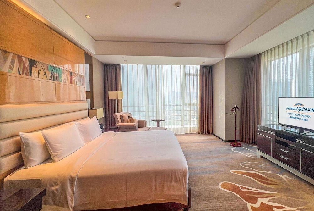 Suite, 1 King Bed, Smoking (Twin Tower View)