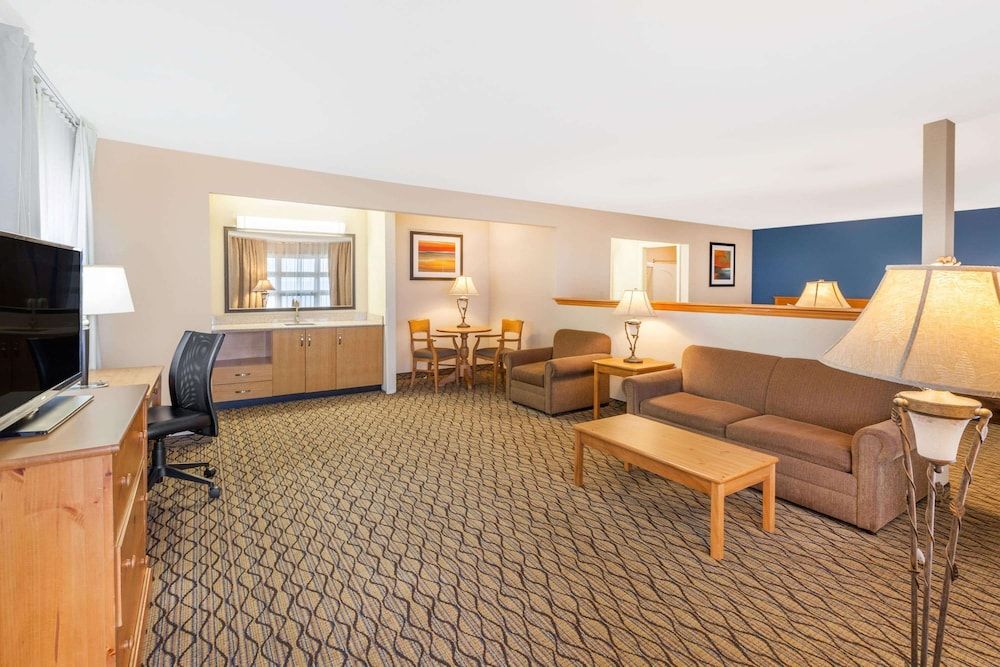 Deluxe Studio Suite, 2 Queen Beds and Sofa Bed, Lake View