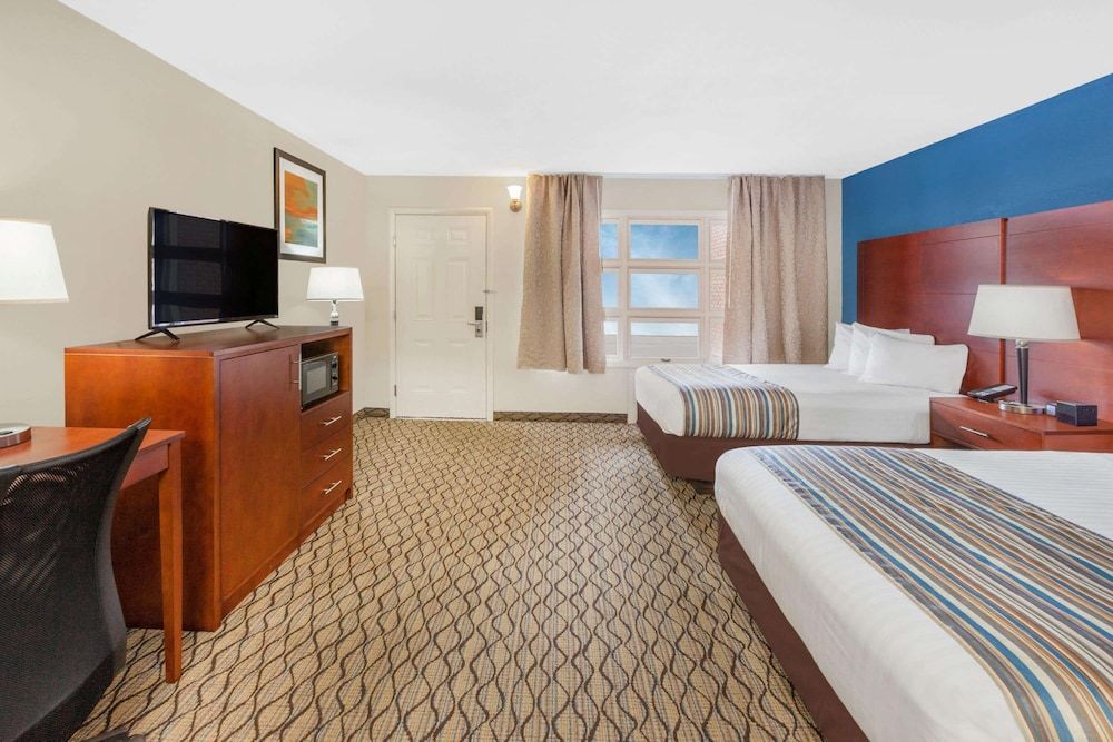 Standard Room, 2 Queen Beds, Lake View