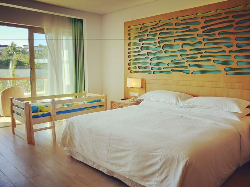Family Room, 1 King Bed, Balcony, Garden View