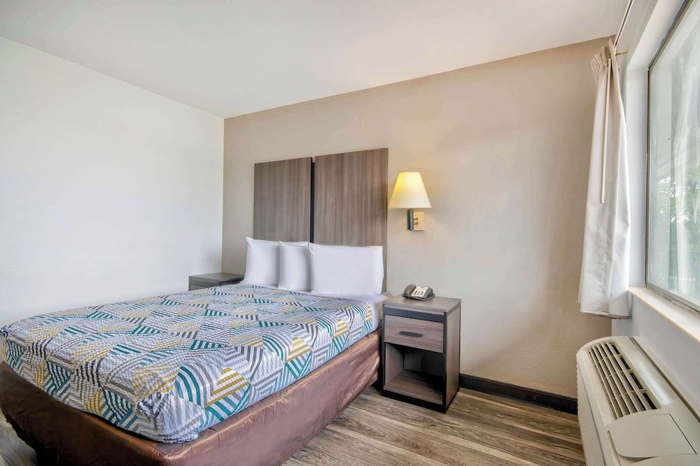 Deluxe Room, 1 Queen Bed, Non Smoking, Refrigerator & Microwave
