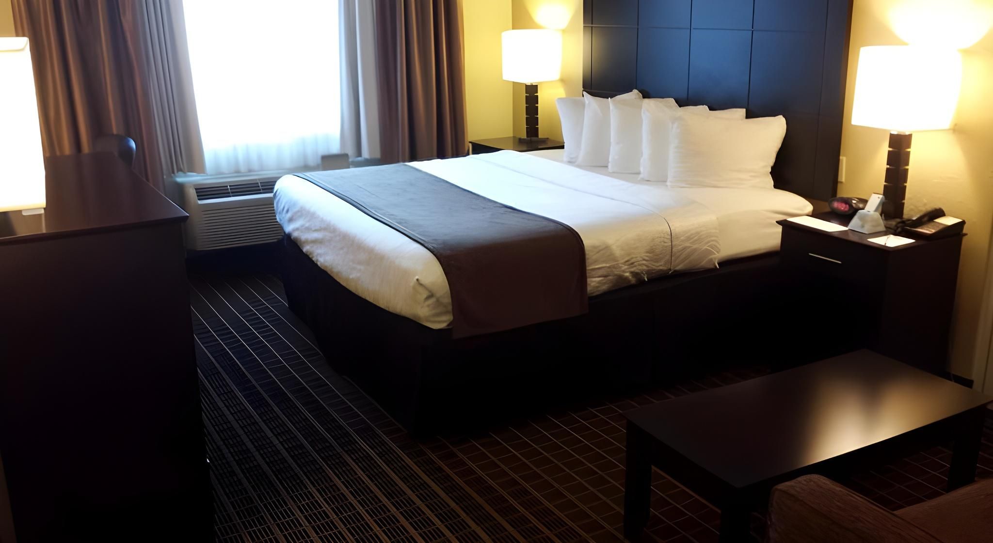 1 King Bed, Nonsmoking, Accessible