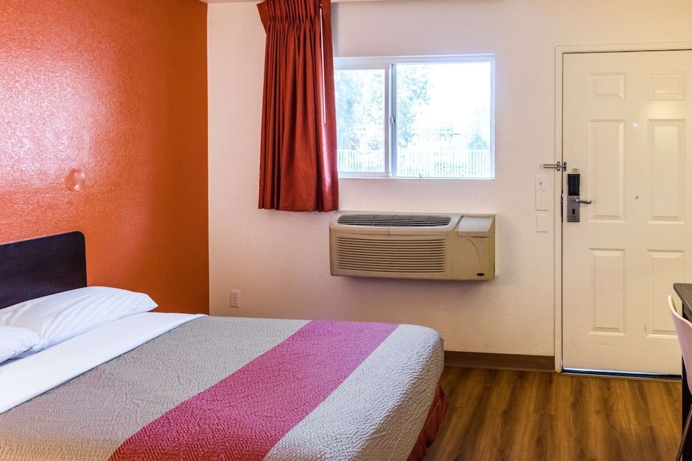 Deluxe Room, 1 Queen Bed, Non Smoking, Refrigerator & Microwave